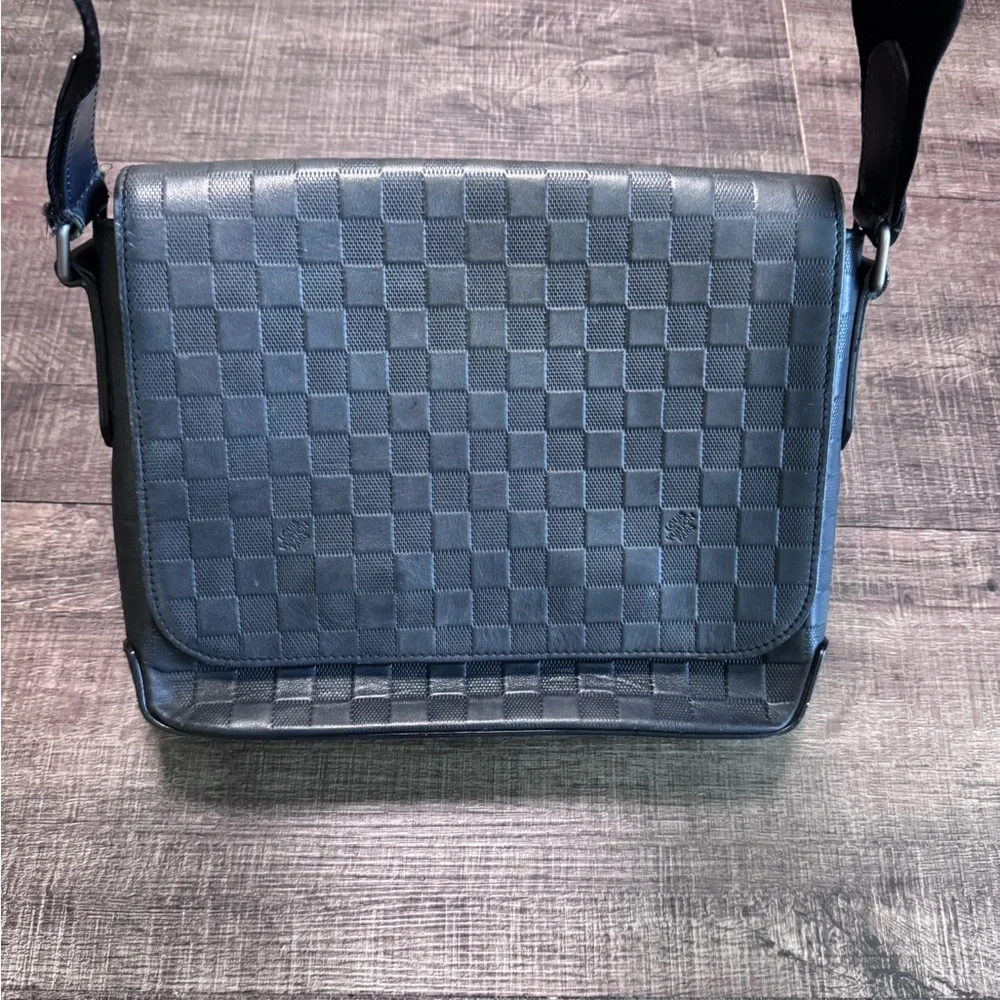Louis Vuitton elegant louis